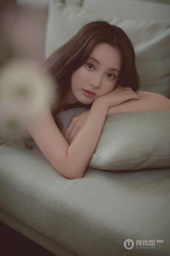 酒窝女生彭小苒气质慵懒小碎花肩带睡裙唯美摄影写真照
