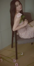 酒窝女生彭小苒气质慵懒小碎花肩带睡裙唯美摄影写真照