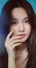 酒窝女生彭小苒气质慵懒小碎花肩带睡裙唯美摄影写真照
