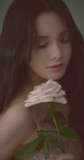 酒窝女生彭小苒气质慵懒小碎花肩带睡裙唯美摄影写真照