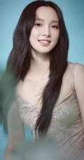 酒窝女生彭小苒气质慵懒小碎花肩带睡裙唯美摄影写真照