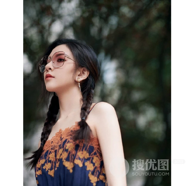 宋妍霏双麻花辫发型搭配民族风肩带裙街拍写真美照