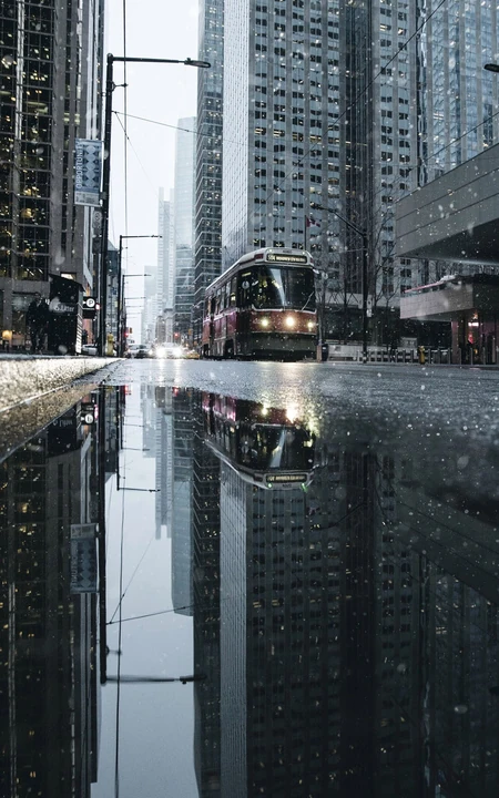 雨后的都市建筑街景唯美摄影手机壁纸