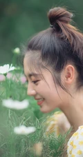 邢菲清新甜美户外写真，小碎花短衫搭配牛仔裤，笑容动人