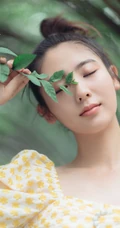 邢菲清新甜美户外写真，小碎花短衫搭配牛仔裤，笑容动人