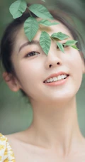 邢菲清新甜美户外写真，小碎花短衫搭配牛仔裤，笑容动人