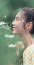 邢菲清新甜美户外写真，小碎花短衫搭配牛仔裤，笑容动人