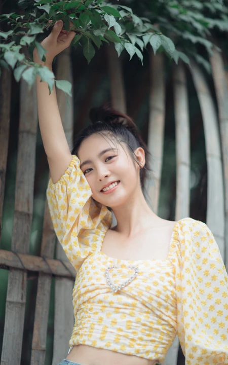 邢菲清新甜美户外写真，小碎花短衫搭配牛仔裤，笑容动人