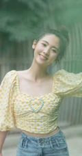 邢菲清新甜美户外写真，小碎花短衫搭配牛仔裤，笑容动人