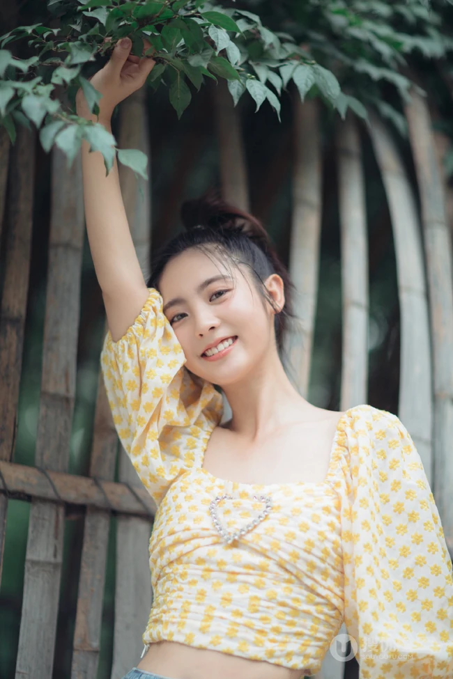 邢菲清新甜美户外写真，小碎花短衫搭配牛仔裤，笑容动人