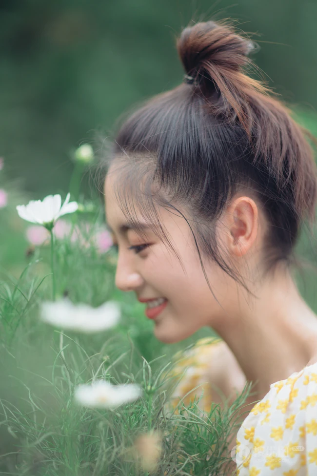 邢菲清新甜美户外写真，小碎花短衫搭配牛仔裤，笑容动人
