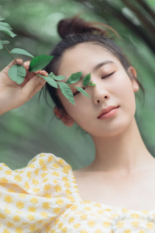邢菲清新甜美户外写真，小碎花短衫搭配牛仔裤，笑容动人