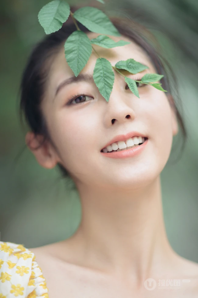 邢菲清新甜美户外写真，小碎花短衫搭配牛仔裤，笑容动人