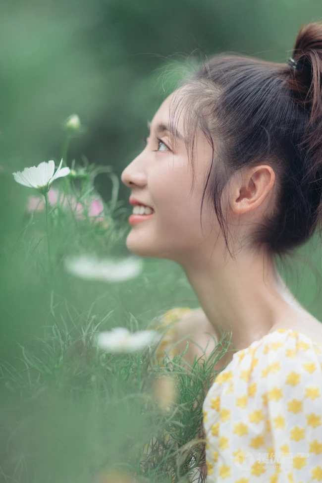 邢菲清新甜美户外写真，小碎花短衫搭配牛仔裤，笑容动人