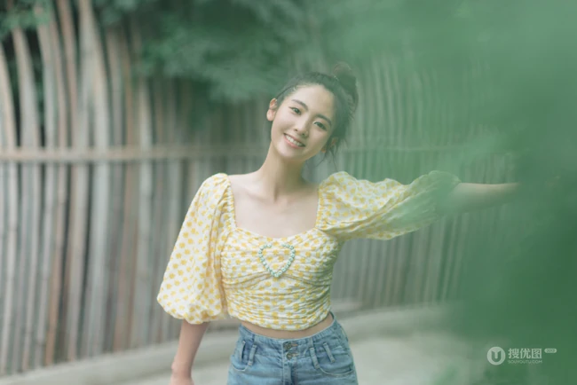 邢菲清新甜美户外写真，小碎花短衫搭配牛仔裤，笑容动人