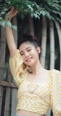 邢菲清新甜美户外写真，小碎花短衫搭配牛仔裤，笑容动人