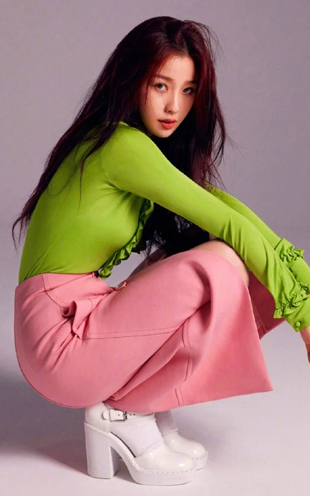 虞书欣精彩OK杂志写真，不同服饰展现多样青春少女时尚魅力
