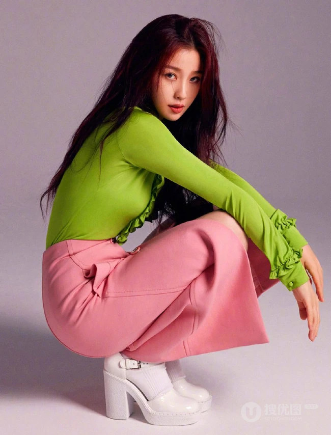 虞书欣精彩OK杂志写真，不同服饰展现多样青春少女时尚魅力