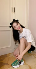 宣璐白衣短裤着身可爱居家生活照，蹲坐门口穿鞋，笑容甜美怡人