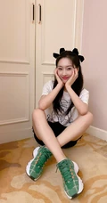 宣璐白衣短裤着身可爱居家生活照，蹲坐门口穿鞋，笑容甜美怡人