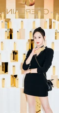 安徽籍女演员陆妍淇黑裙高跟夏末穿搭优雅写真图片