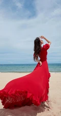 刘诗诗海边沙滩写真，一袭红裙着身，仙气飘飘，优雅美丽动人
