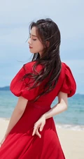 刘诗诗海边沙滩写真，一袭红裙着身，仙气飘飘，优雅美丽动人