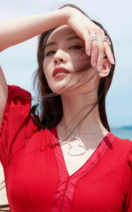 刘诗诗海边沙滩写真，一袭红裙着身，仙气飘飘，优雅美丽动人
