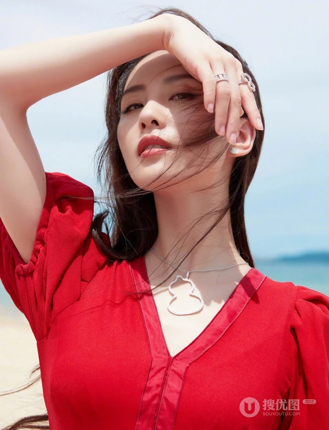 刘诗诗海边沙滩写真，一袭红裙着身，仙气飘飘，优雅美丽动人