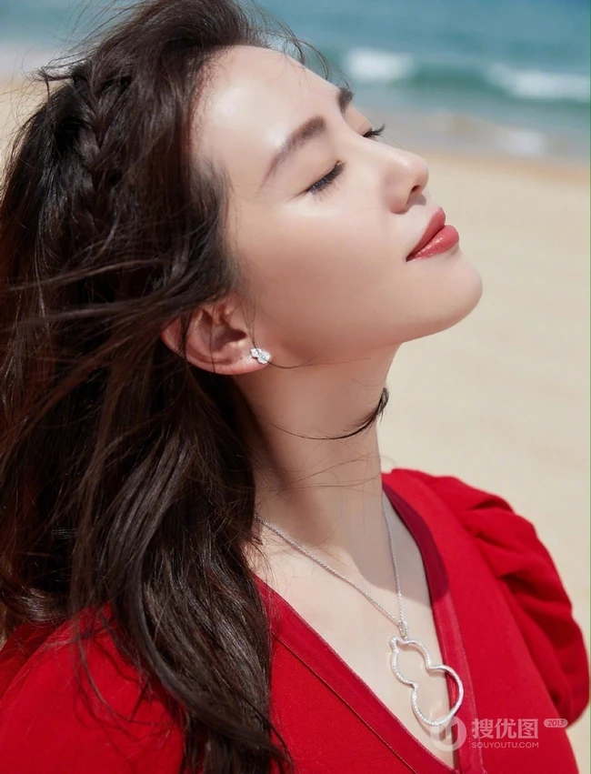 刘诗诗海边沙滩写真，一袭红裙着身，仙气飘飘，优雅美丽动人
