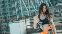 穿运动性感背心，戴拳击手套的元气美女超清桌面壁纸