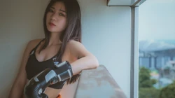 穿运动性感背心，戴拳击手套的元气美女超清桌面壁纸
