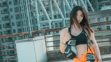 穿运动性感背心，戴拳击手套的元气美女超清桌面壁纸