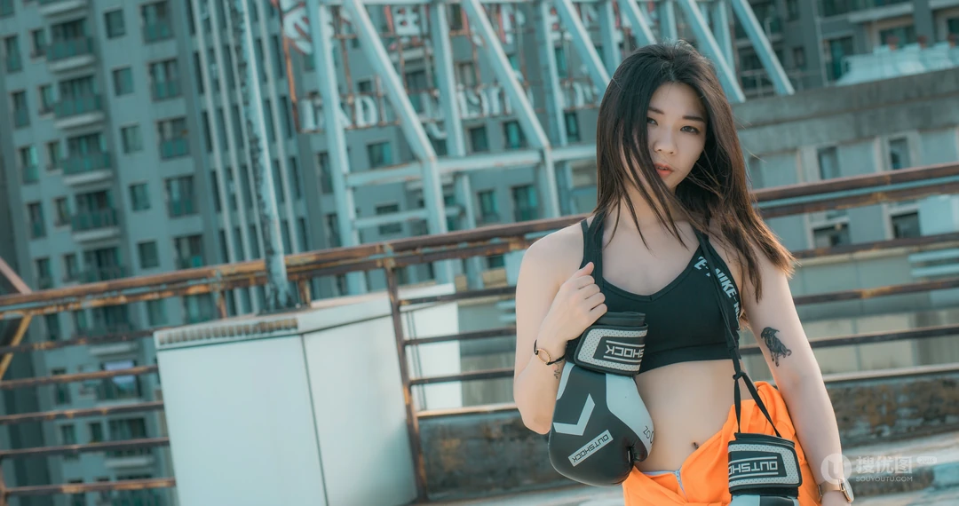 穿运动性感背心，戴拳击手套的元气美女超清桌面壁纸
