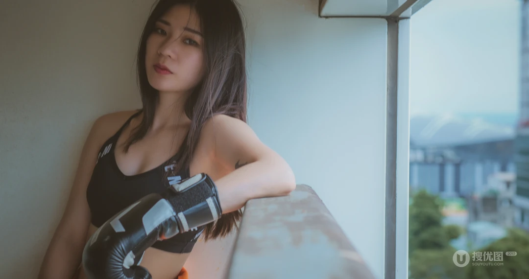 穿运动性感背心，戴拳击手套的元气美女超清桌面壁纸