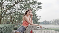 公园湖边散步的长发清纯少女桌面壁纸下载