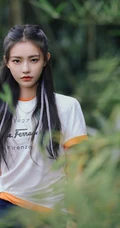 林允亲近自然躺窝花间草地唯美写真，白T黑裤着身，身材完美又气质