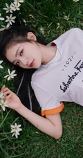 林允亲近自然躺窝花间草地唯美写真，白T黑裤着身，身材完美又气质