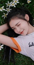 林允亲近自然躺窝花间草地唯美写真，白T黑裤着身，身材完美又气质