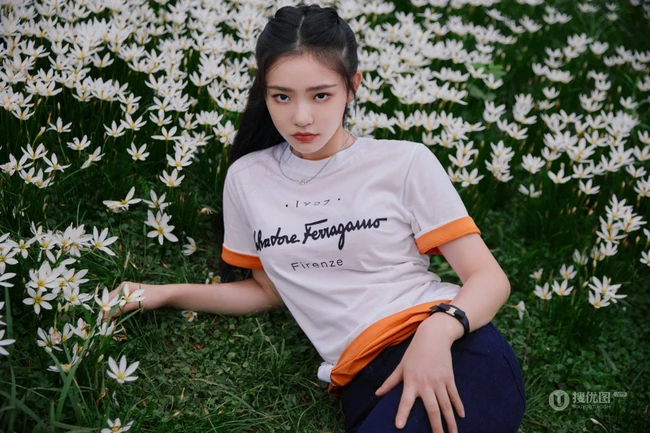 林允亲近自然躺窝花间草地唯美写真，白T黑裤着身，身材完美又气质