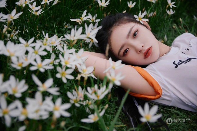 林允亲近自然躺窝花间草地唯美写真，白T黑裤着身，身材完美又气质