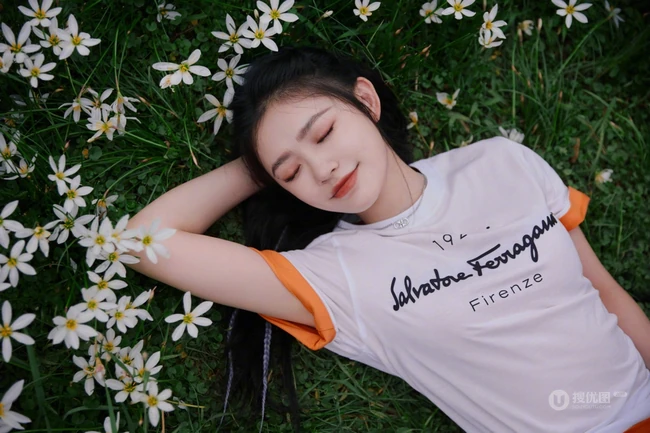 林允亲近自然躺窝花间草地唯美写真，白T黑裤着身，身材完美又气质