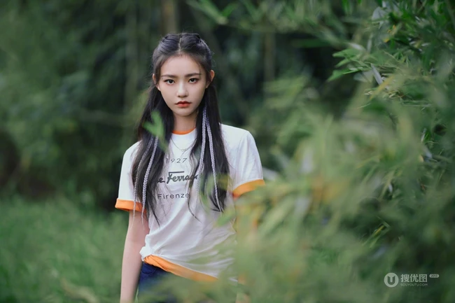 林允亲近自然躺窝花间草地唯美写真，白T黑裤着身，身材完美又气质