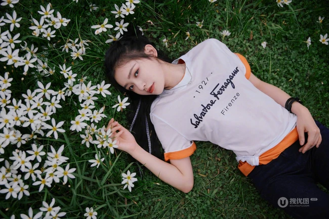 林允亲近自然躺窝花间草地唯美写真，白T黑裤着身，身材完美又气质