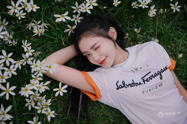 林允亲近自然躺窝花间草地唯美写真，白T黑裤着身，身材完美又气质