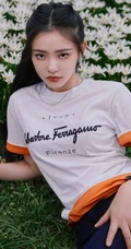 林允亲近自然躺窝花间草地唯美写真，白T黑裤着身，身材完美又气质