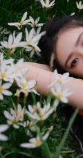 林允亲近自然躺窝花间草地唯美写真，白T黑裤着身，身材完美又气质
