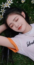 林允亲近自然躺窝花间草地唯美写真，白T黑裤着身，身材完美又气质