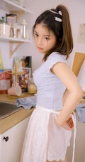 气质清纯兼具，单马尾辫漂亮女生超低领小碎花上衣短裤做家务写真