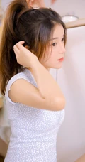 气质清纯兼具，单马尾辫漂亮女生超低领小碎花上衣短裤做家务写真